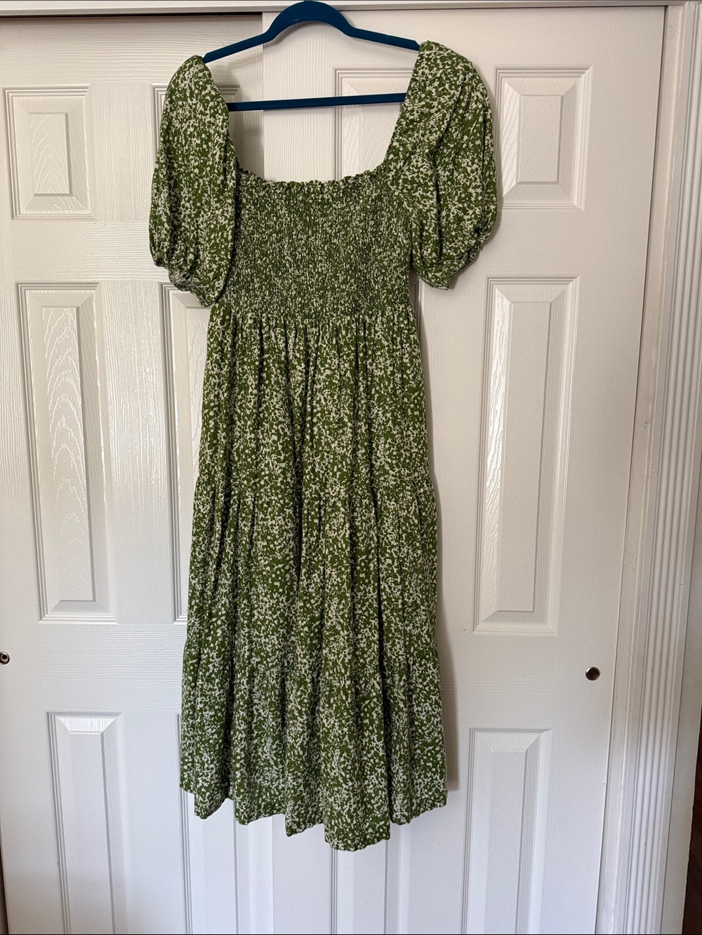 Abercrombie & Fitch Puff Sleeve Smocked Bodice Midi Dress in green - Picture 2 of 6